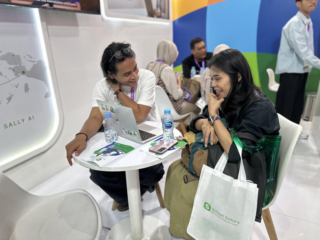 Melalui sesi konsultasi langsung, tim Smart Salary membantu pengunjung memahami bagaimana HRIS, Payroll, EWA, dan Sally AI dapat mendukung operasional HR yang lebih efisien. Sumber: Smart Salary