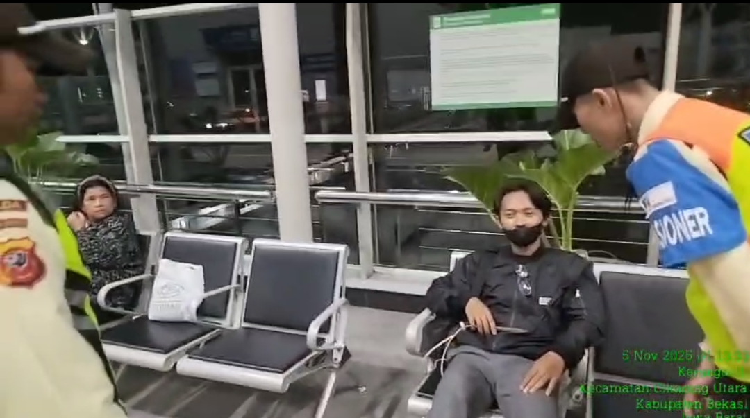 Petugas Menyapa Penumpang yang Menunggu Kereta di Luar Jam Operasional KA, Untuk diidentifikasi