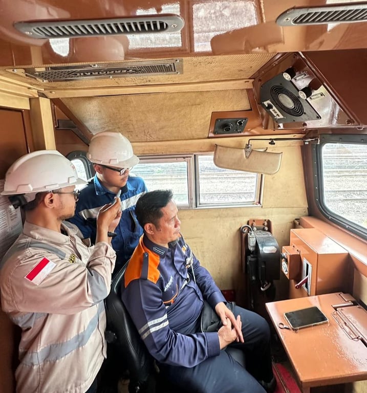 Foto : Pemeriksaan dan pengukuran di ruang kabin masinis