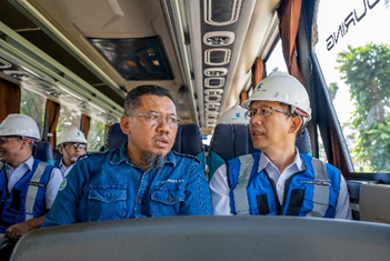 Direktur Infrastruktur dan Operasi Krakatau Steel, Sidik Darusulistyo (kiri)&nbsp;