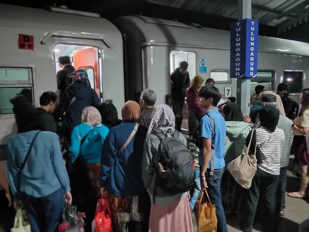Kepadatan penumpang terlihat saat proses boarding kereta api di Stasiun Tulungagung, seiring meningkatnya mobilitas masyarakat pada libur akhir tahun