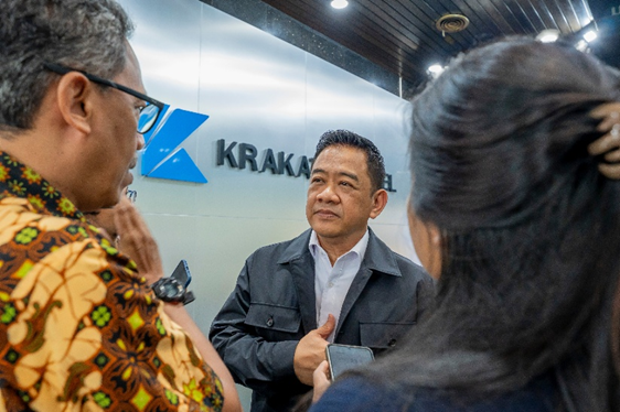 (Tengah) Direktur Utama PT Krakatau Steel (Persero) Tbk, Dr. Akbar Djohan (27/4) dalam acara Coffee Morning Media with CEO KRAS bertempat di The Surosowan Jakarta