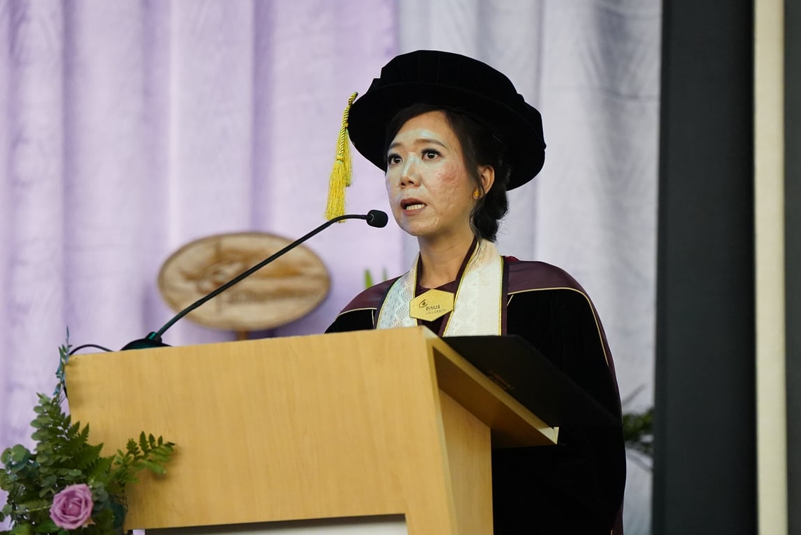 Prof. Dr. Ir. Tanty Oktavia, S.Kom., M.M. membacakan orasi ilmiah berjudul “Human–AI Collaboration in Business Information Systems: Sistem Cerdas, Terpercaya, dan Berorientasi pada Manusia.”