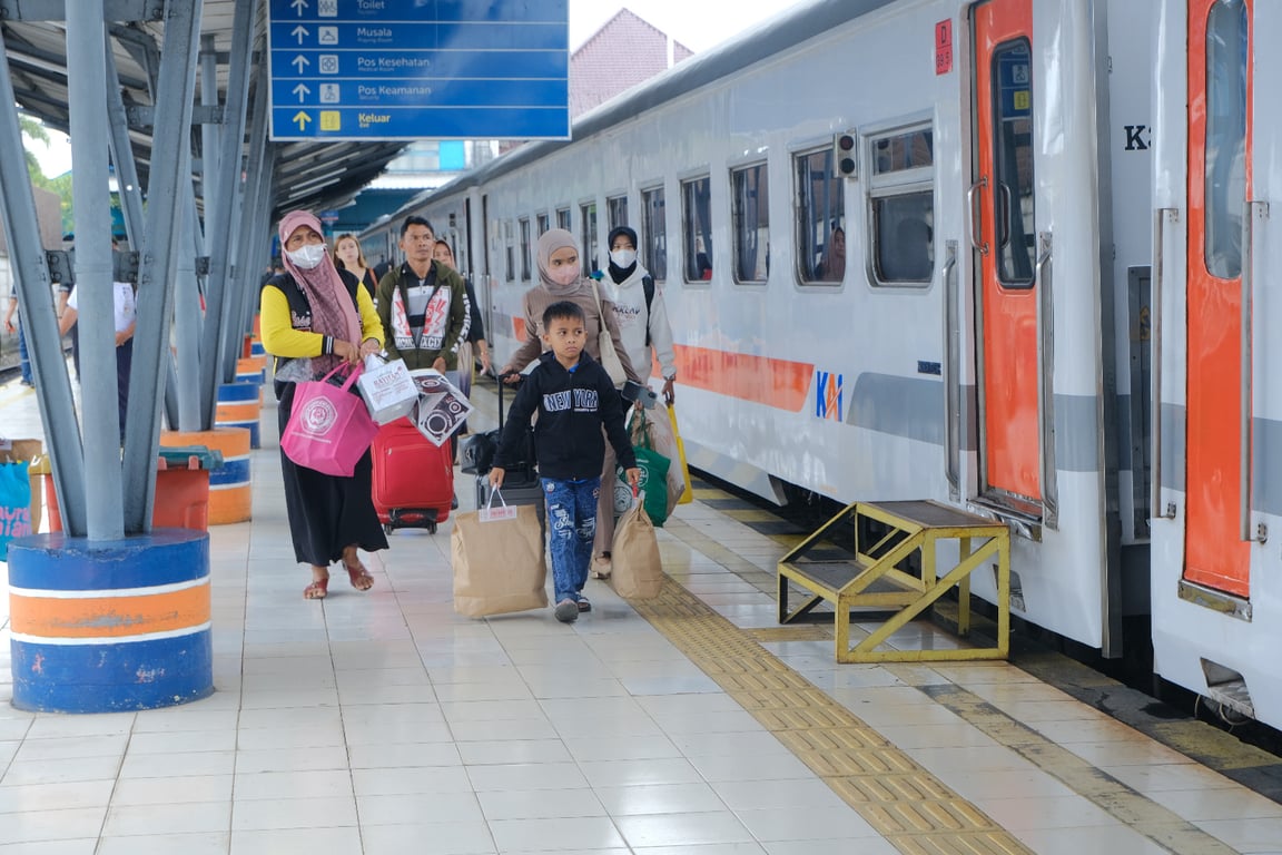 Foto : Penumpangdi stasiun Kertapati saat masa angkutan Lebaran Idul Fitri 1447H