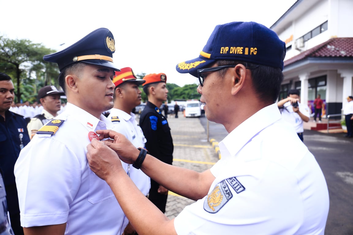 Foto : Penyempatan tanda pin posko kepada perwakilan pegawai