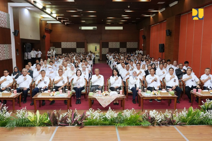 Tengah - Bapak Dody Hanggodo Menteri Pekerjaan Umum