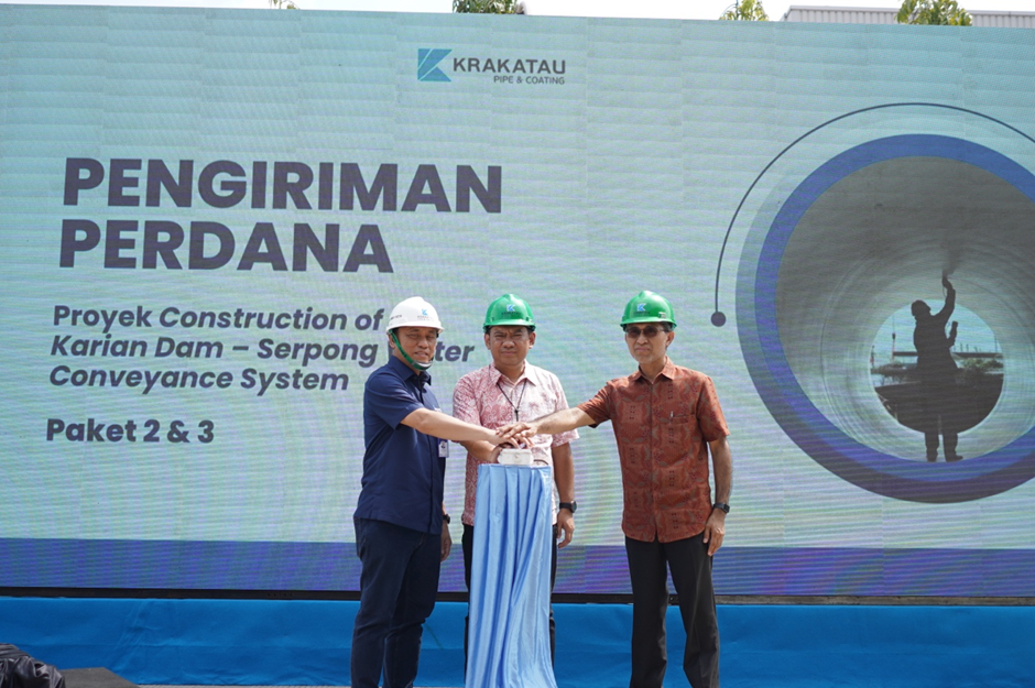 Pengiriman Perdana Proyek KSCS Paket 2 & 3 ditandai dengan penekanan sirine oleh Direktur Produksi & Teknologi PT KPI-Erwin Saputra, Kepala Bidang Pelaksana Jaringan Pemanfaatan Air-Midian Wahyu Tukuboya dan Direktur SEAPI-Dedy Kurnia