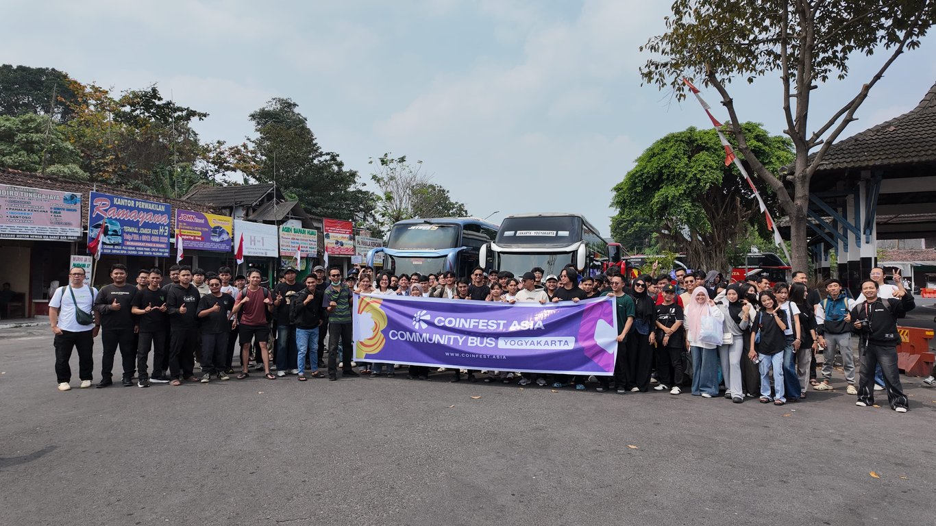 Seluruh peserta Community Bus foto bersama sebelum berangkat ke Bali. Sumber: FLOQ.