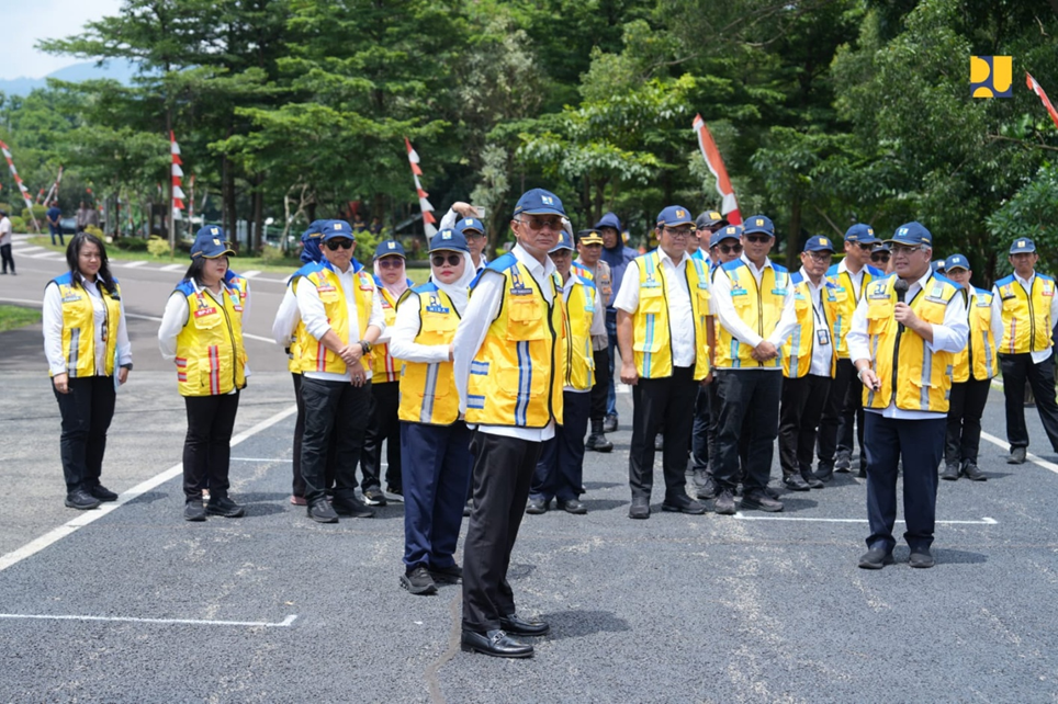 Tengah - Bapak Dody Hanggodo Menteri Pekerjaan Umum