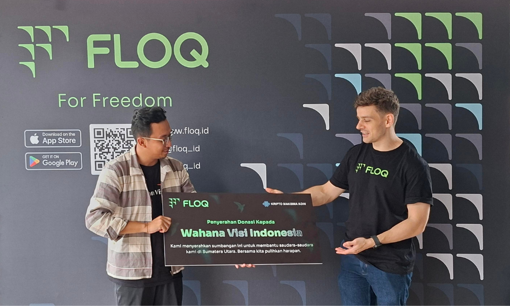 Paul Versley, SVP FLOQ, menyerahkan donasi kepada Wahana Visi Indonesia sebagai bagian dari inisiatif FLOQ Peduli.<br>