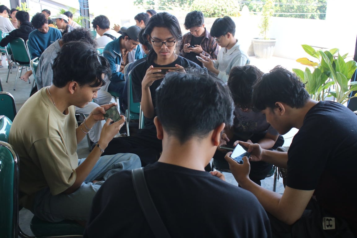 Para peserta mengikuti mini tournament dalam rangkaian EVOS GoPay Watch Party Sidoarjo