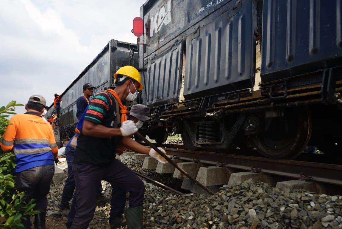 Perbaikan jalur KA di lintas Medan - Binjai