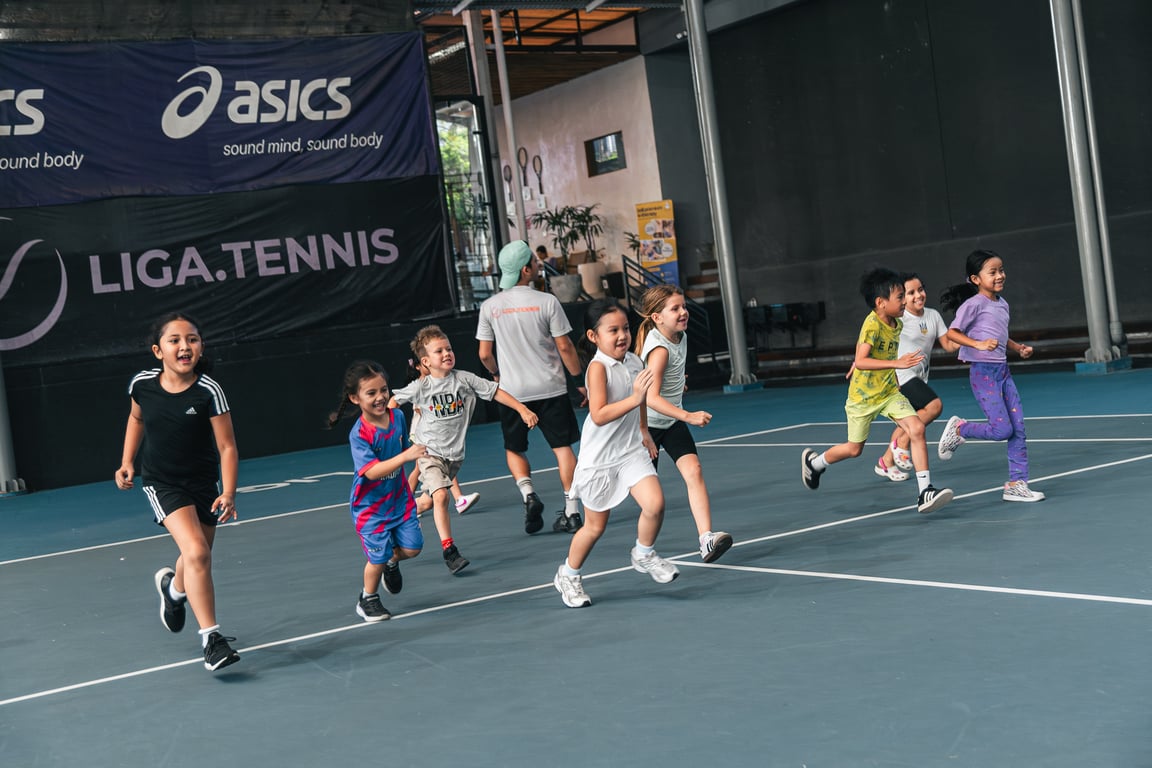 Program Junior Academy di Liga.Tennis menghadirkan metode pembelajaran tenis yang menyenangkan, aman, dan terstruktur, dirancang untuk menumbuhkan kecintaan anak-anak terhadap olahraga sejak usia dini