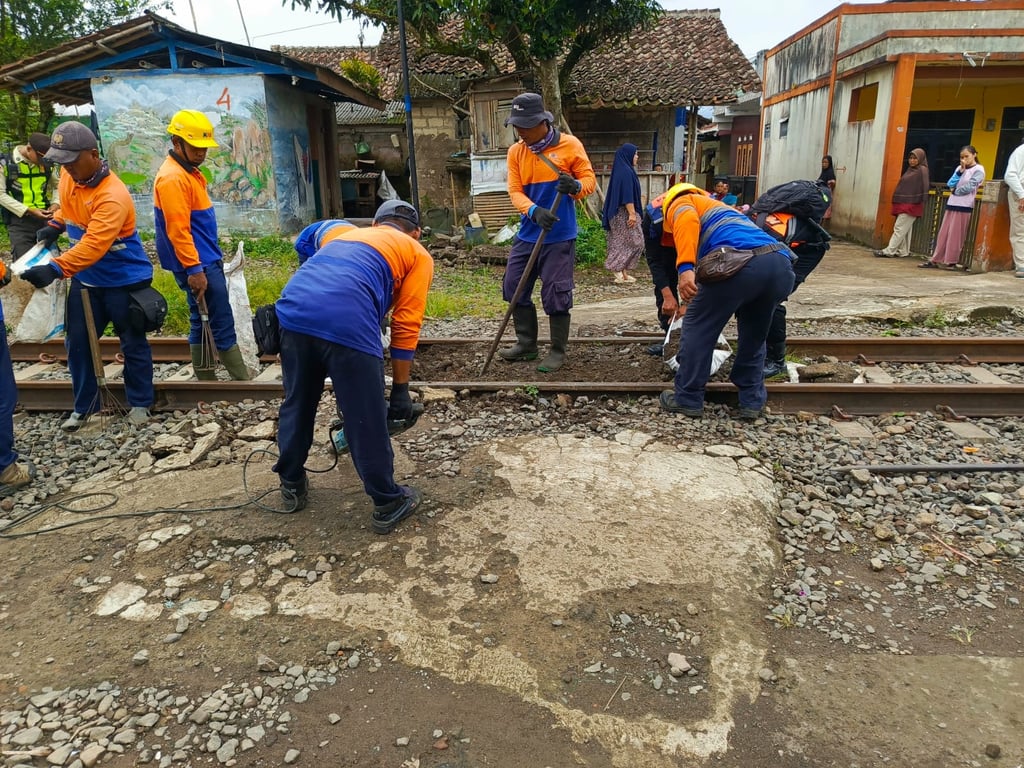 Suasana saat penutupan perlintasan