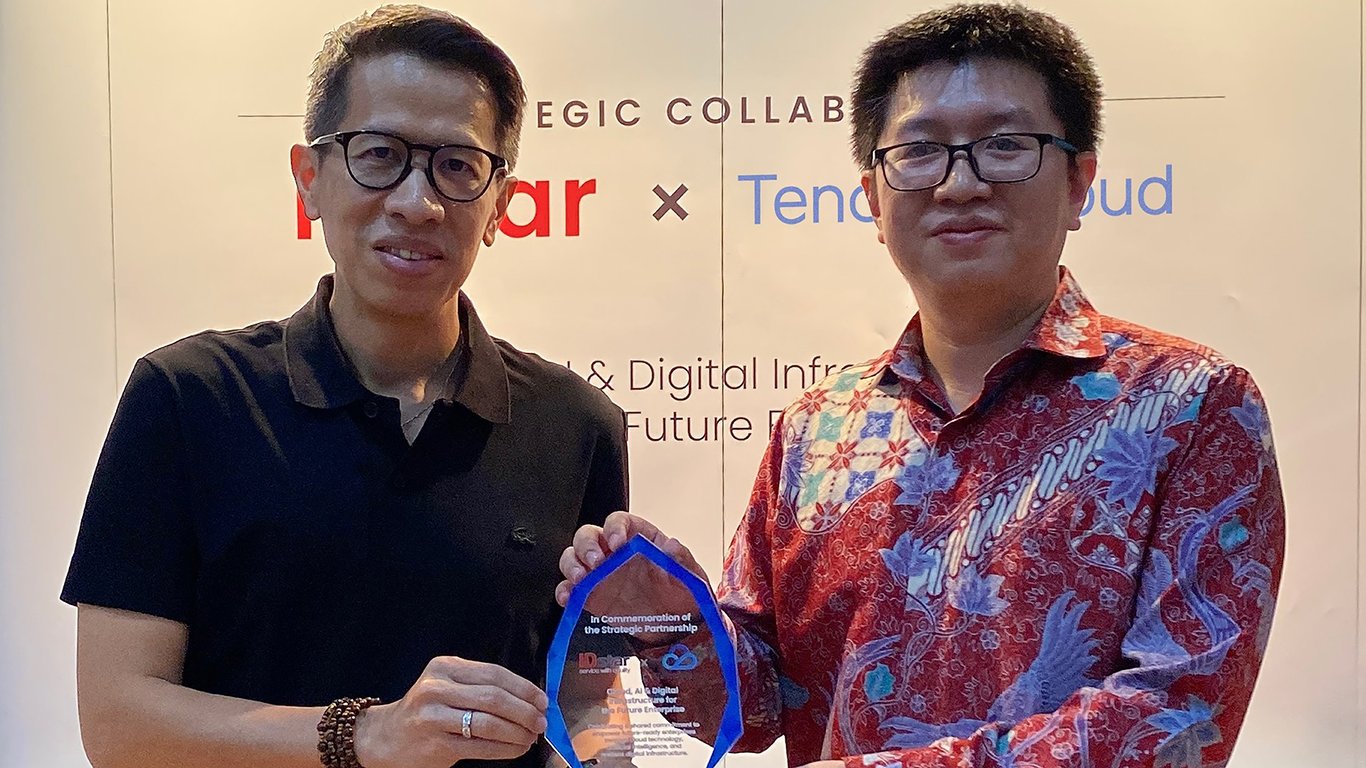 Foto kiri - Ferdinand Prasetyo - CEO IDstar (Kiri) - Anson Hu - Tencent Indonesia Country Manager (Kanan)