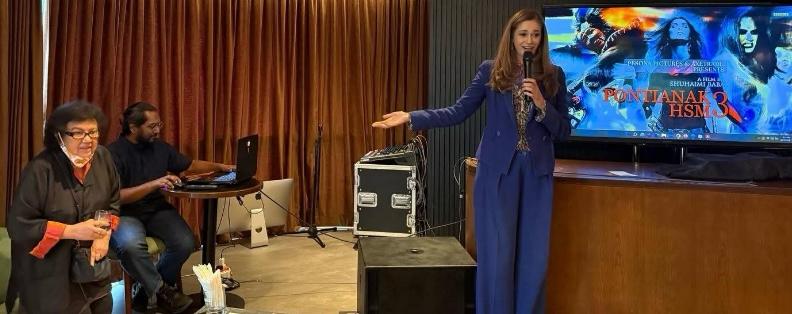 Datuk Shuhaimi and Kavita with their presentation of “Pontianak Harum Sundal Malam 3”