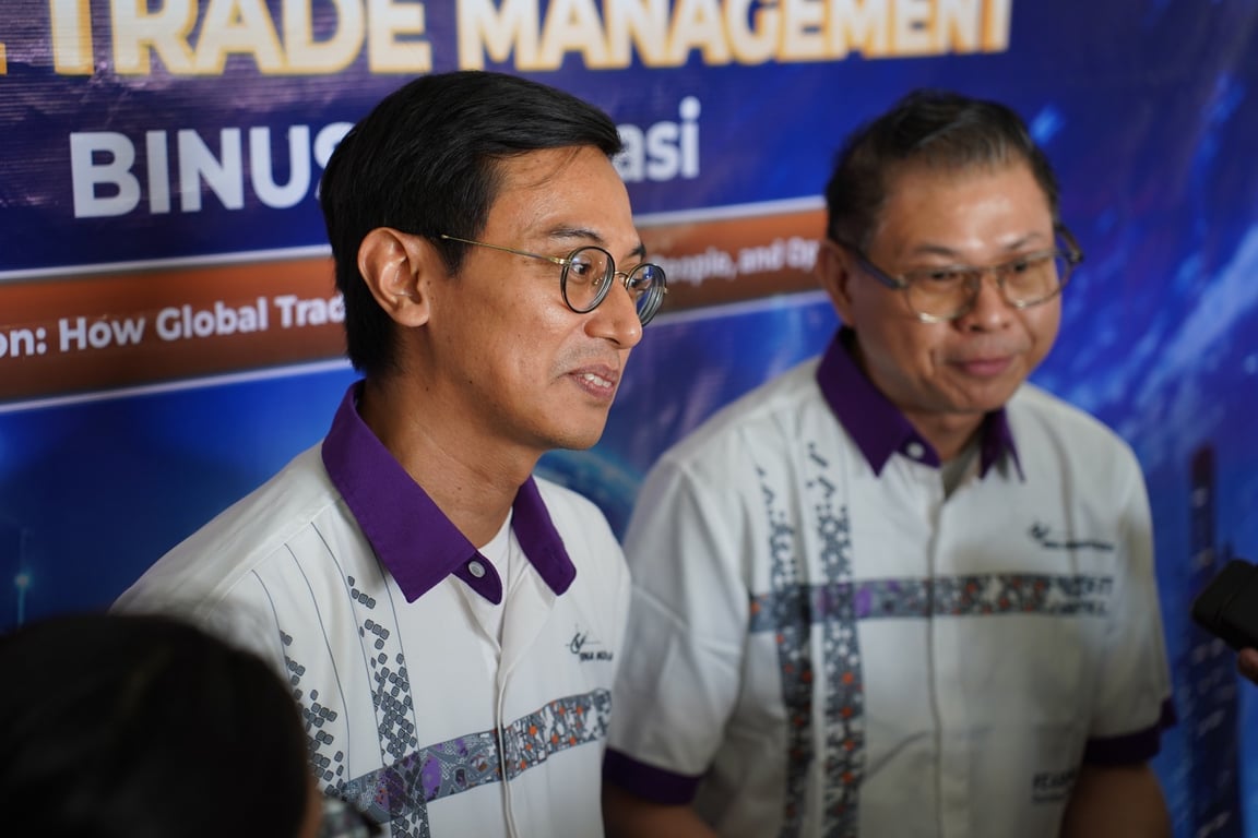 Prof Gatot dan Prof Sevenpri pada sesi wawancara dengan para wartawan.