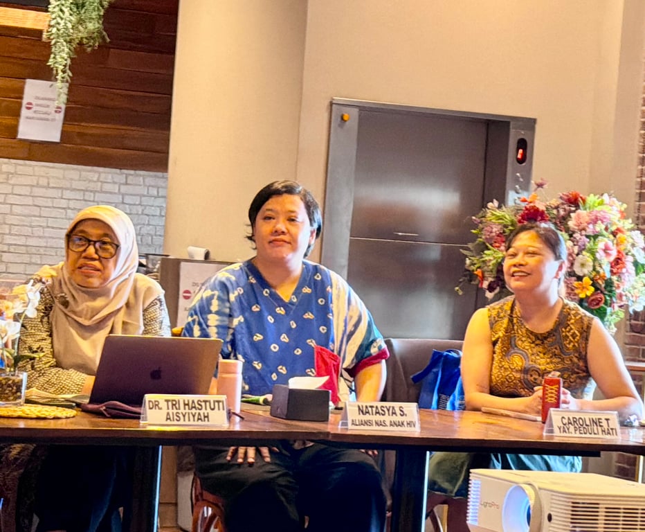 Sinergi suara masyarakat sipil di Panel 2. Tampak Dr. Tri Hastuti Nur Rochimah (PP Aisyiyah), Natasya Sitorus (Aliansi Nasional untuk Anak dengan HIV), dan Caroline Thomas (Yayasan Peduli Hati Bangsa) memberikan pandangan komprehensif terkait hak afirmasi bagi kelompok rentan.<br>