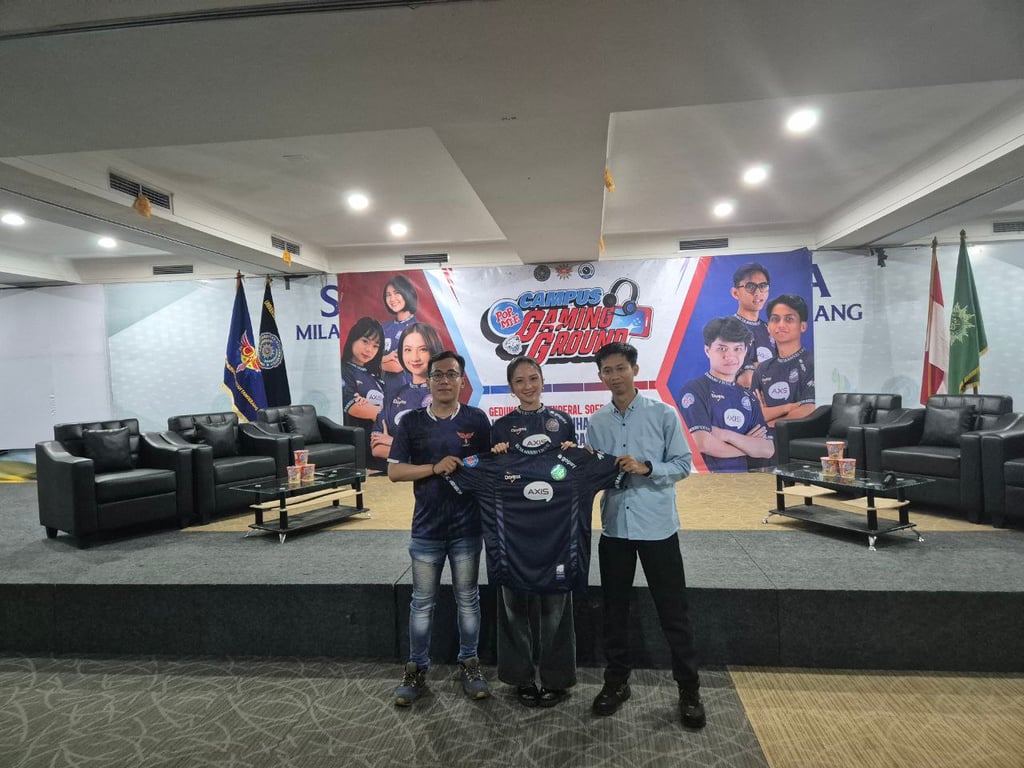 Penyerahan simbolis EVOS Jersey dari EVOS Nadse kepada perwakilan Universitas Muhammadiyah Tangerang sebagai bentuk dukungan antara institusi pendidikan dengan EVOS Esports