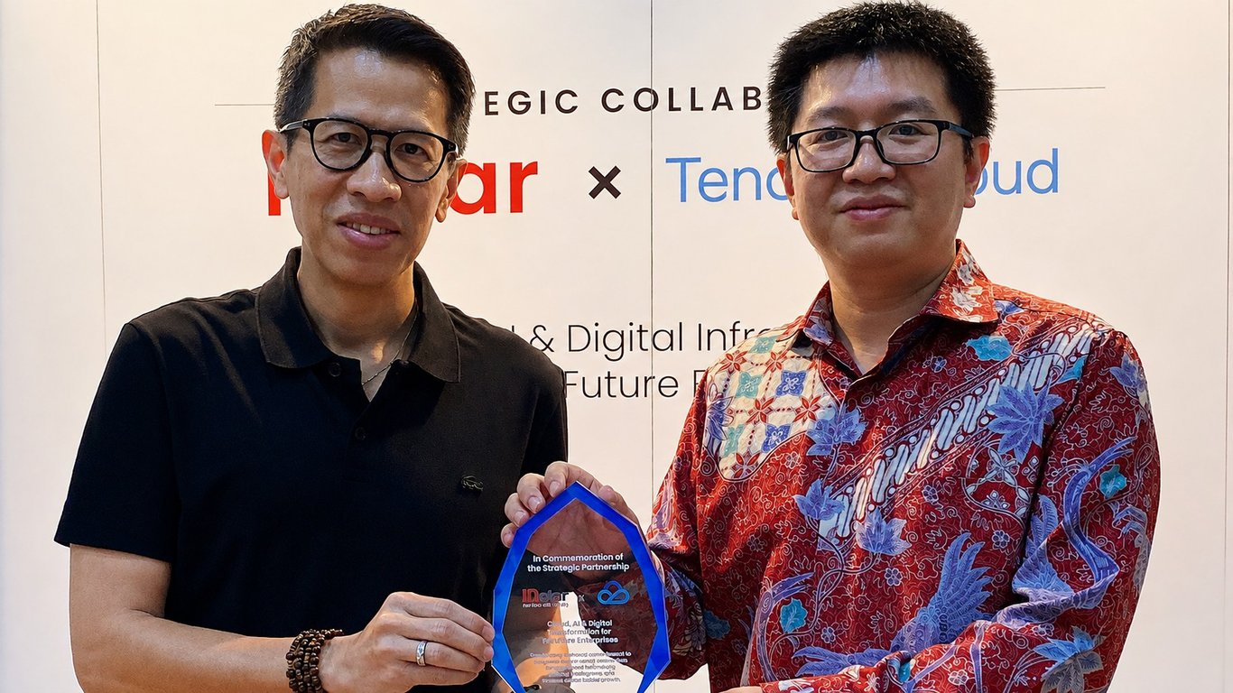 Photo 1 - Foto kiri - Ferdinand Prasetyo - CEO IDstar (Kiri) - Anson Hu - Tencent Indonesia Country Manager (Kanan)