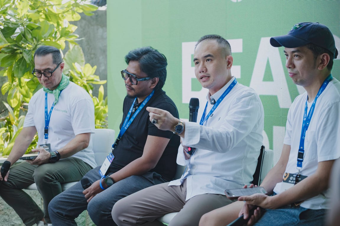 Para panelis dalam diskusi “Navigating the Future: Macroeconomics, Regulation, and the Path to Mainstream Crypto in Indonesia” di Tokocrypto Beach Horizon, bagian dari perhelatan Coinfest 2026 di Bali pada 21 Agustus 2026. Sumber: Tokocrypto.