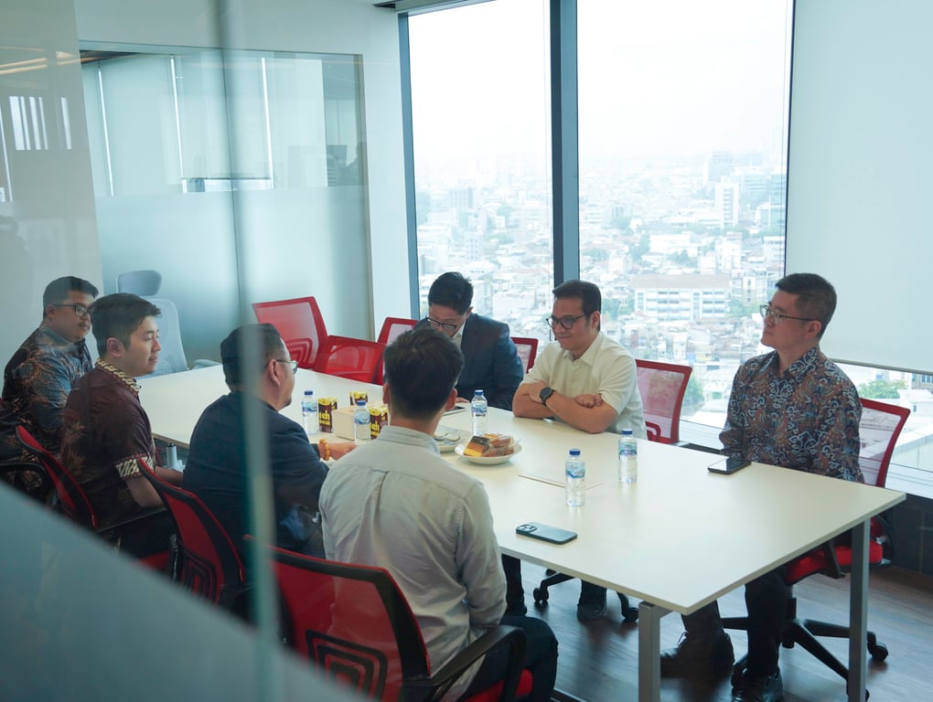 Bapak Nezar Patria, Wakil Menteri Komunikasi dan Digital Republik Indonesia, dan Bapak Ray Djajadinata, Program Director AIIP, berdiskusi dengan para AI startup founders peserta AIIP Batch #2.
