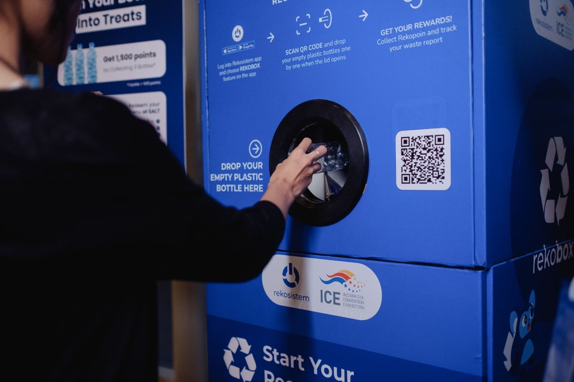 Partisipan Global Sustainable Development Congress (GSDC) 2026 membuang hasil kumpulan sampah daur ulang ke Reverse Vending Machine (RVM), inisiatif dari kolaborasi Indonesia Convention Exhibition (ICE) BSD dengan Rekosistem.