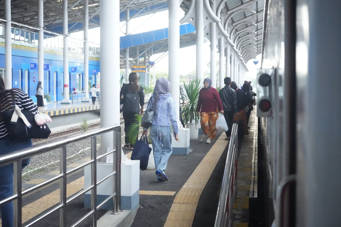 Penumpang tiba di Stasiun Lubuk Pakam