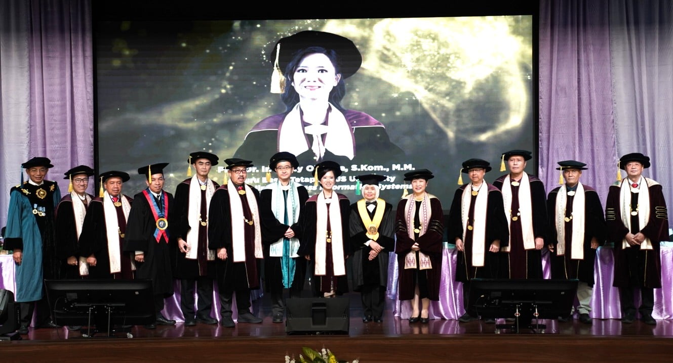 &nbsp; Prof. Dr. Ir. Tanty Oktavia, S.Kom., M.M. berfoto bersama Jajaran Senat BINUS University & Guru Besar Tamu.&nbsp;&nbsp;