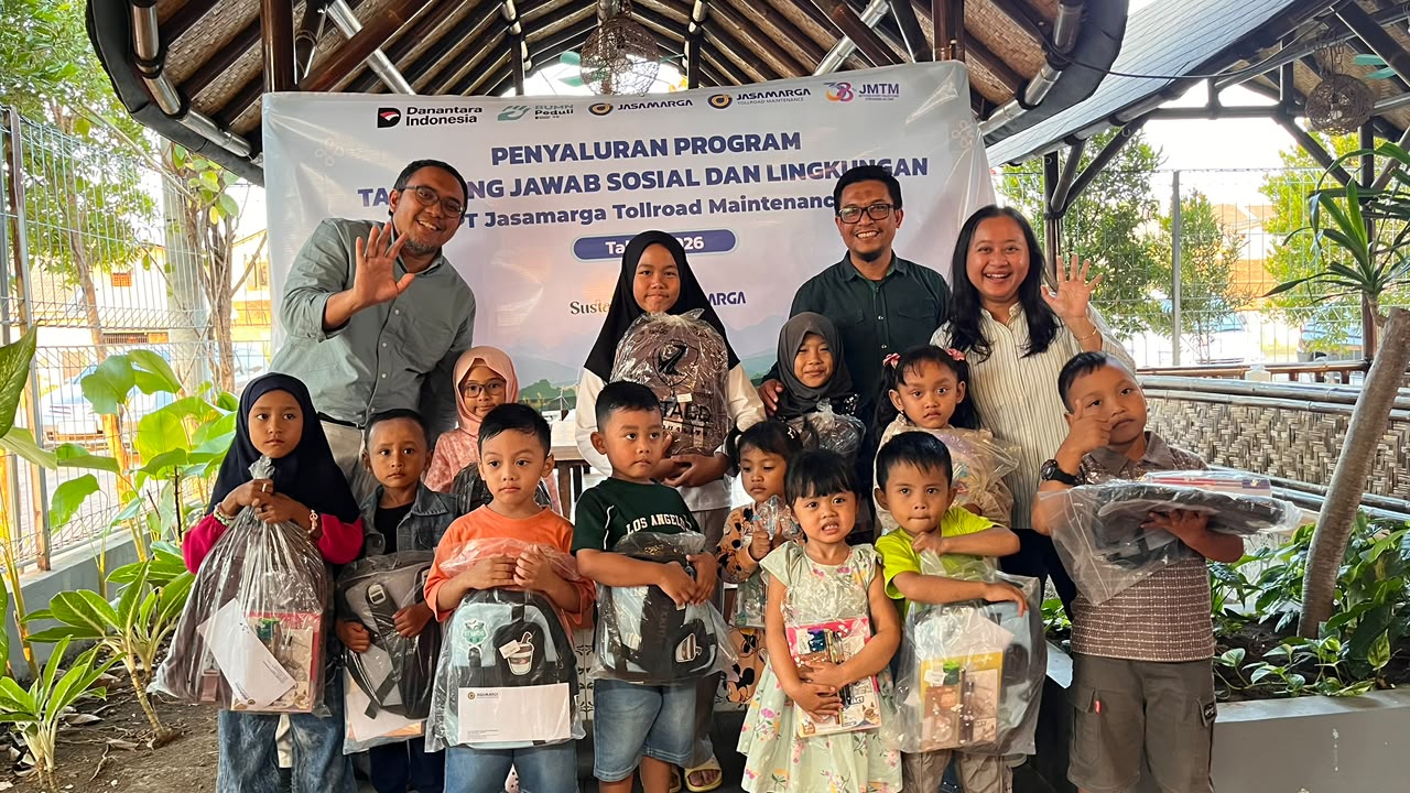 Dukung Pendidikan Anak Tenaga Kerja Operasional, PT Jasamarga Tollroad Maintenance Salurkan Bantuan Peralatan Sekolah Sambut HUT ke-38