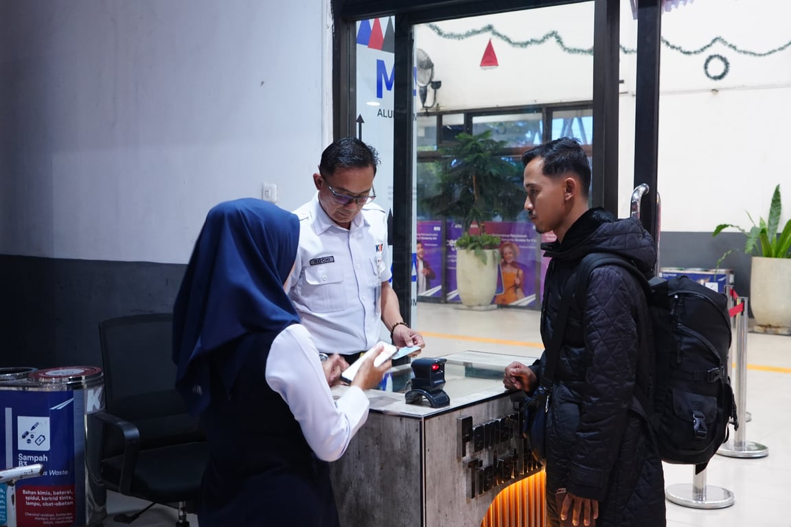 Foto : Penumpang saat akan melakukan proses boarding di stasiun Kertapati&nbsp;