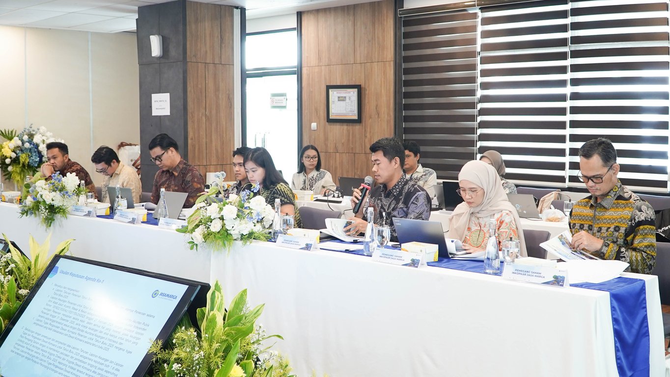 Perwakilan pemegang saham memberikan tanggapan terkait Usulan Keputusan Agenda dalam Rapat Umum Pemegang Saham (RUPS) Tahunan Tahun Buku 2025 PT Jasamarga Tollroad Maintenance di Jakarta, Senin (25/5/2026).