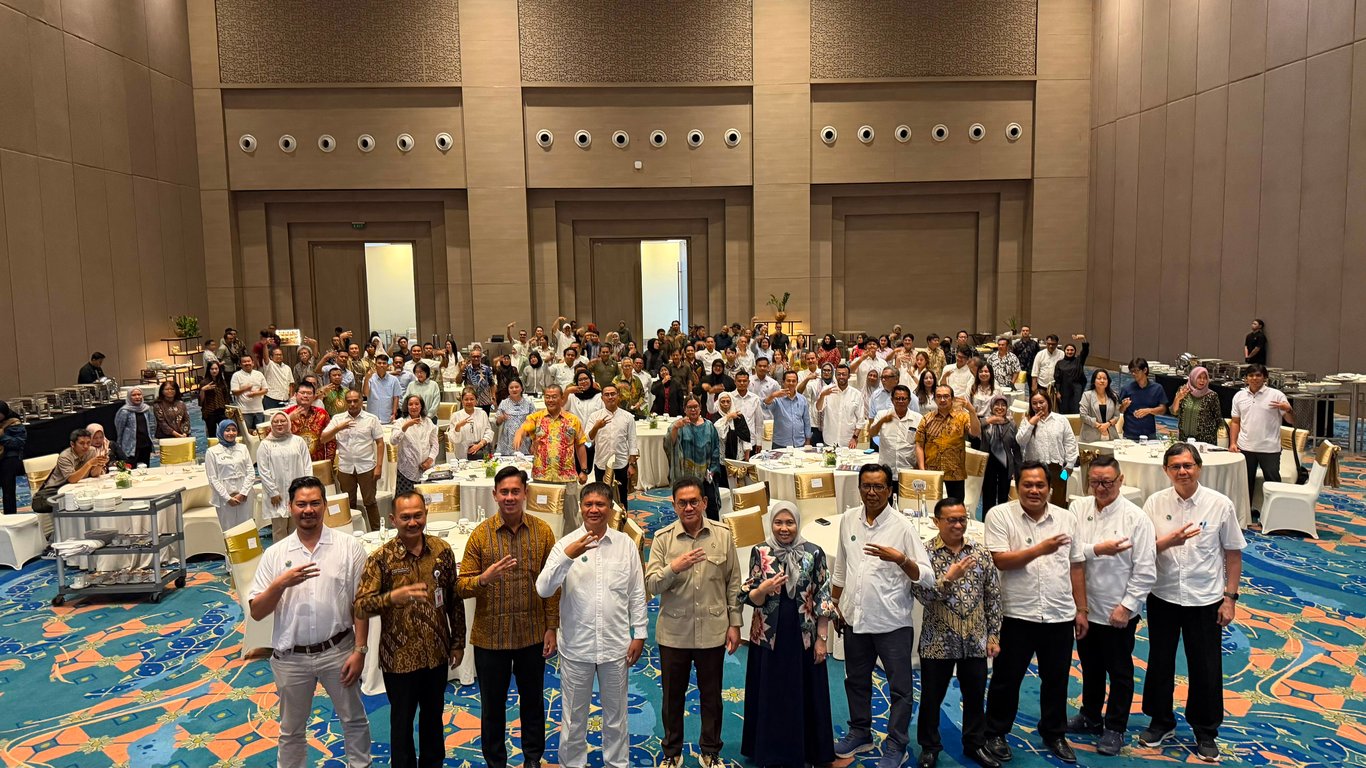 MENTERI PERDAGANGAN DORONG PERLUASAN INDUSTRI MEBEL DAN KERAJINAN INDONESIA MENUJU PASAR GLOBAL DI KOTA SURAKARTA