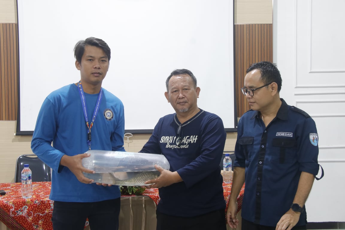Penyerahan indukan ikan lokal air tawar (<i>Neolissochilus soroides</i> ) secara simbolis
