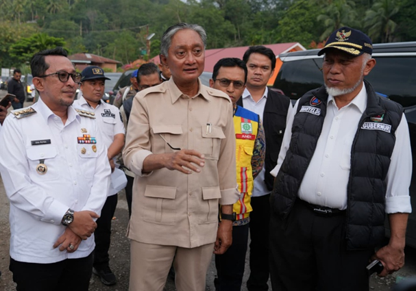 Tengah - Bapak Dody Hanggodo Menteri Pekerjaan Umum