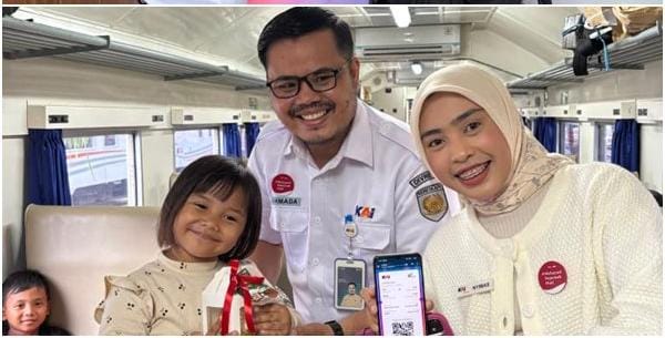 Foto : Penumpang Anak yang mendapat bingkisan dari KAI Divre III
