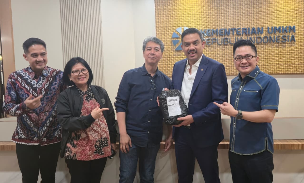 &nbsp; Menteri Usaha Mikro, Kecil, dan Menengah (UMKM) Republik Indonesia, Maman Abdurrahman, melakukan transaksi perdana melalui SMECOmmerce.id, marketplace UMKM Kementerian UMKM yang dibangun di atas Indonesia Open Network (ION). Tampak dalam foto (dari kanan ke kiri): Dr. Bayu Prawira Hie, Presiden Direktur ION; Maman Abdurrahman, Menteri UMKM; Louis Larry, Pendiri Infinys; Dewi M. Haryanti, Pendiri Raya.id; serta Doddy A. Matondang, CEO SMESCO.&nbsp;&nbsp;