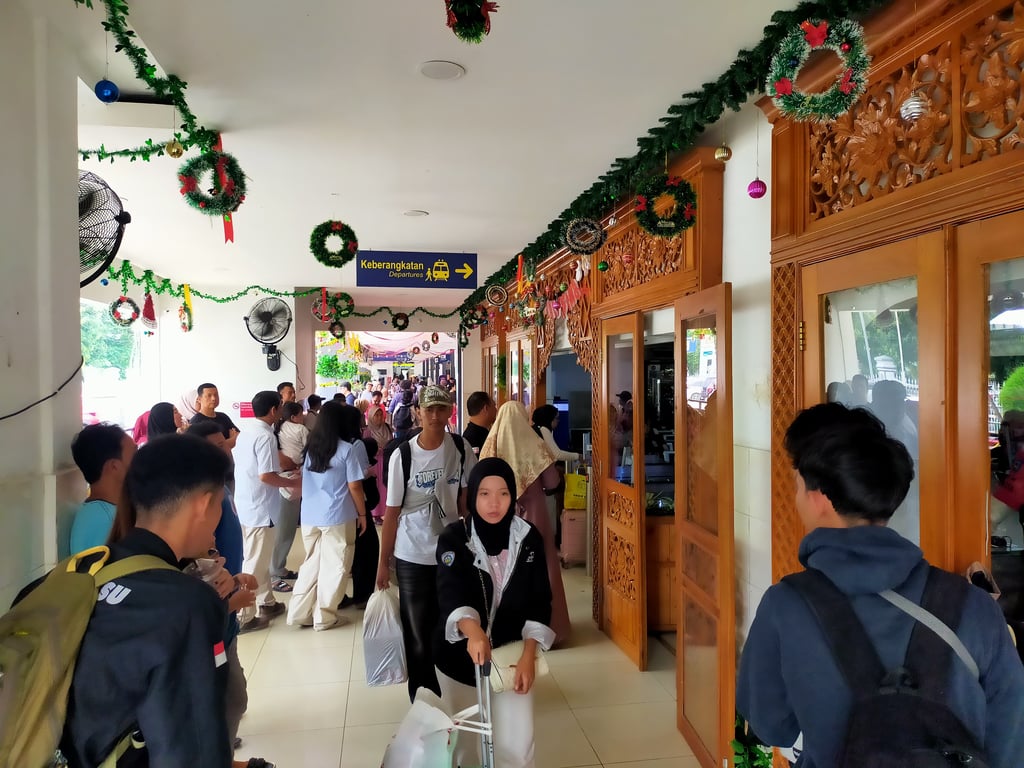 Kepadatan penumpang di Stasiun Madiun saat libur panjang peringatan Isra' Mi'raj