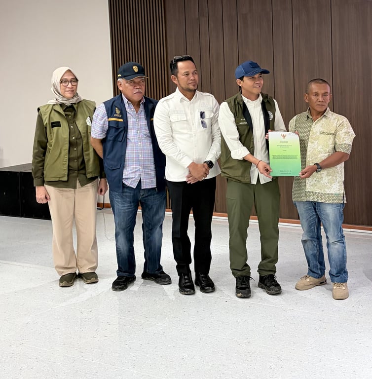 Penyerahan SK pengelolaan Hutan Kemasyarakatan kepada kelompok Tani Hutan Wana Makmur, Desa Tepian Makmur pada 28 Februari 2026. Kiri ke kanan:<br>Direktur Jenderal Perhutanan Sosial Kementerian Kehutanan, Catur Endah Prasetiani P.; Kepala Otorita IKN, Basuki Hadimuljono; Gubernur Kalimantan Timur, Rudy Mas'ud; Menteri Kehutanan, Raja Juli Antoni, Ketua KTH Wana Makmur, Tugiman