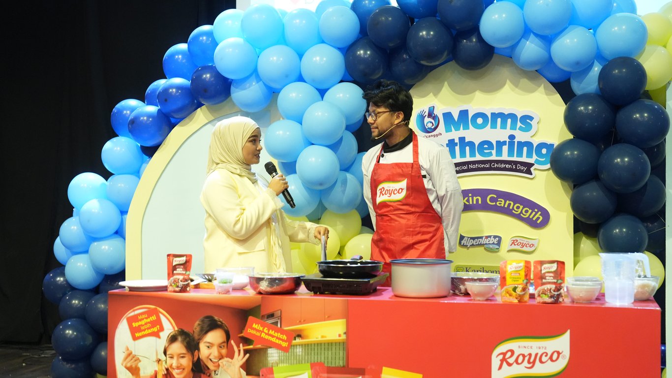 Chef Adit Gurnawijaya memandu Ibu2Canggih memasak Nasi Kebuli Angga & Rendang menggunakan Royco Mix and Match dalam sesi Cooking Demo bersama Royco.