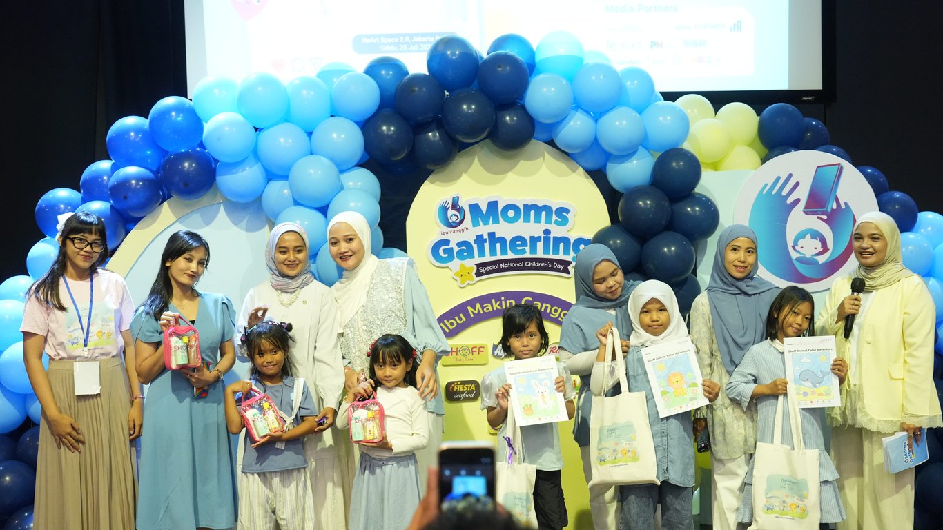 Perwakilan Shoff Baby menyerahkan hadiah untuk pemenang Shoff Animal Color Adventure & Best IG Story.