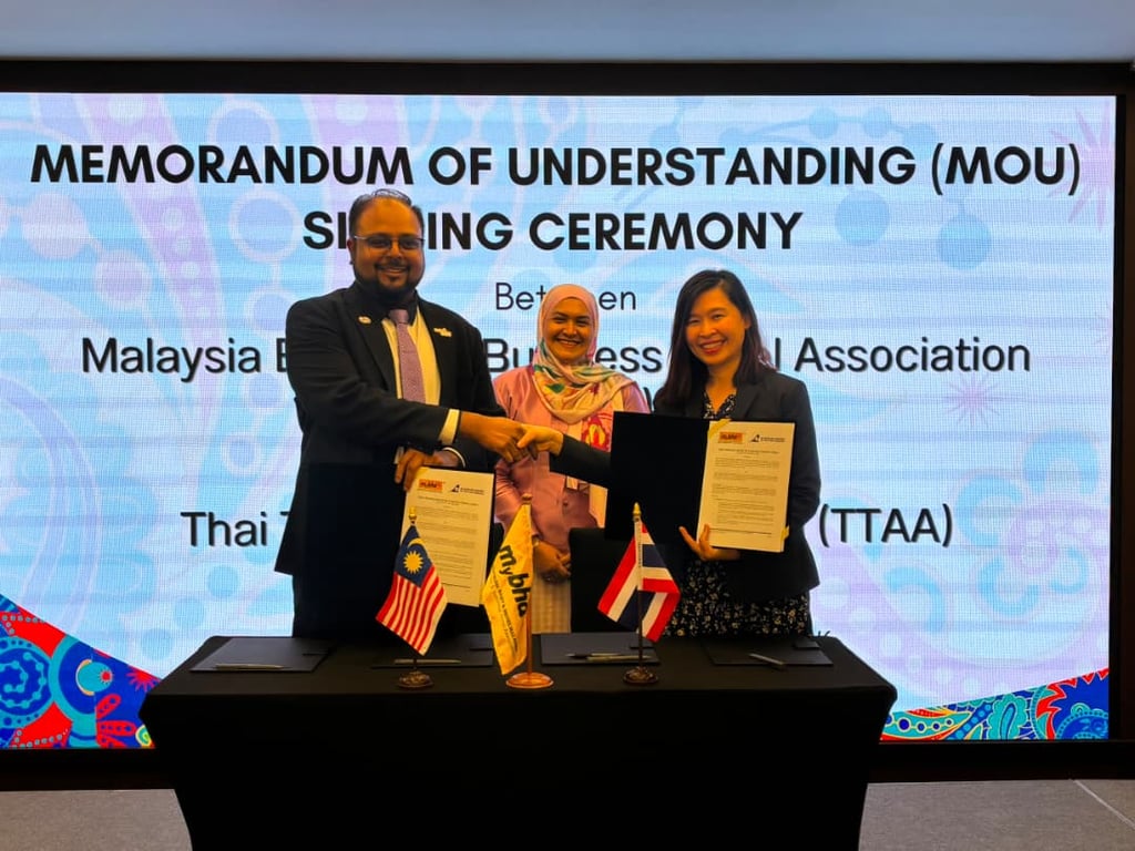 Dr Sri Ganesh Michiel, National President of MyBHA signs with Ms. Tassanee Kiatkamchornchai, Vice President of the Thai Travel Agents Association (TTAA).