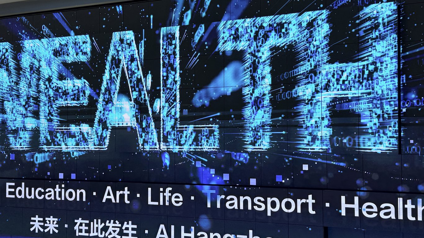 Dinding "WEALTH" di area pameran GDTE 2026: wellness, education, art, life, transport, health, enam bidang penerapan AI Hangzhou.