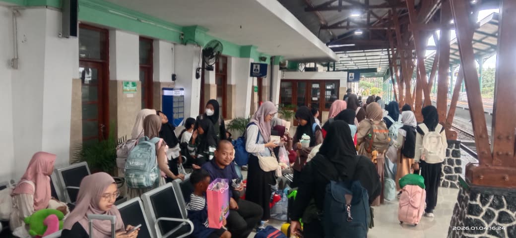 Kepadatan penumpang di Stasiun Blitar