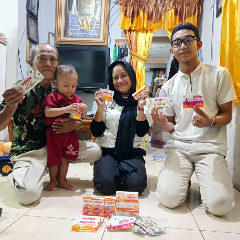 Perwakilan Volunteernesia (kanan) membagikan Enervon Family Immunity Kit ke beberapa kawasan pemukiman padat penduduk di Jakarta. Selain di Jakarta, Enervon Family Immunity Kit &nbsp;juga disalurkan ke enam daerah lain di Indonesia.