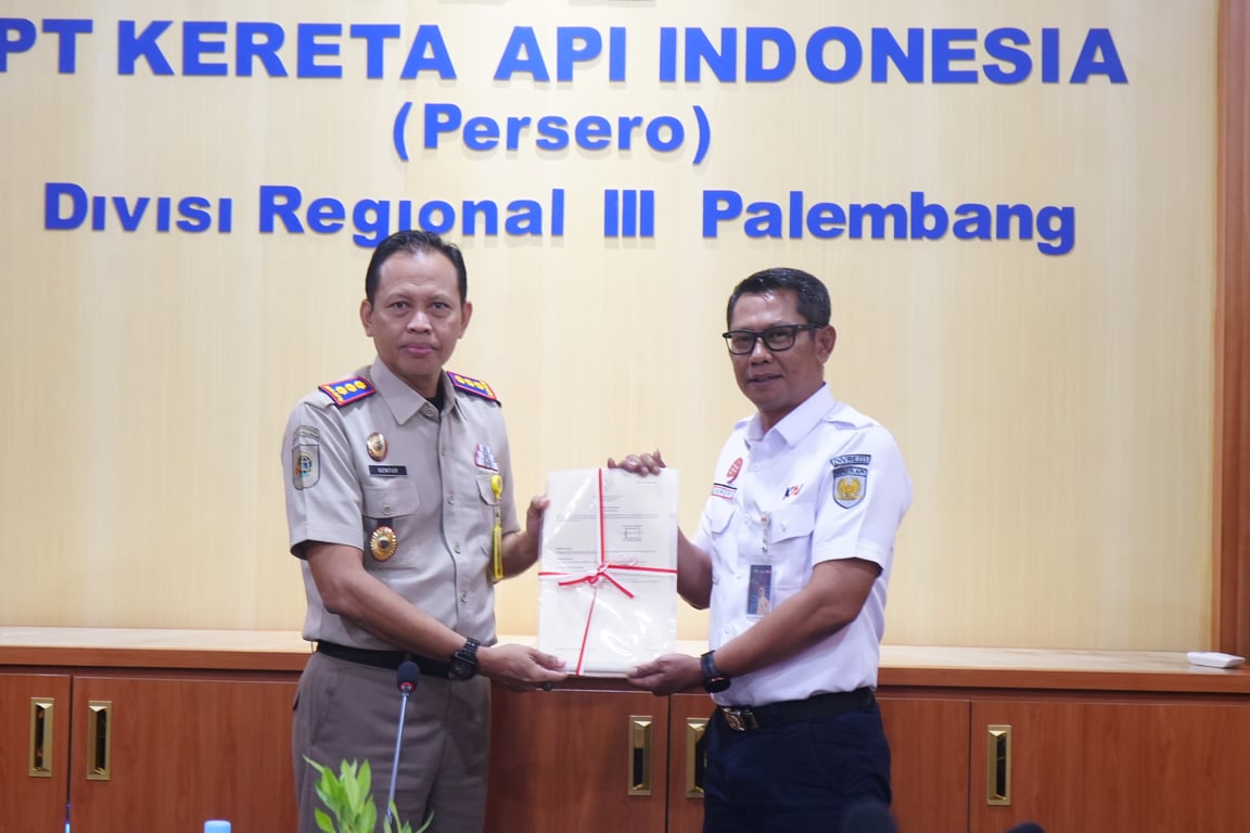 Foto : EVP PTKAI Divre III Palembang, Januri, menerima eSertipikat dari&nbsp;Kepala Kantor BPN Ogan Ilir, Gentur Adi Praponco, S.SiT, M.M.