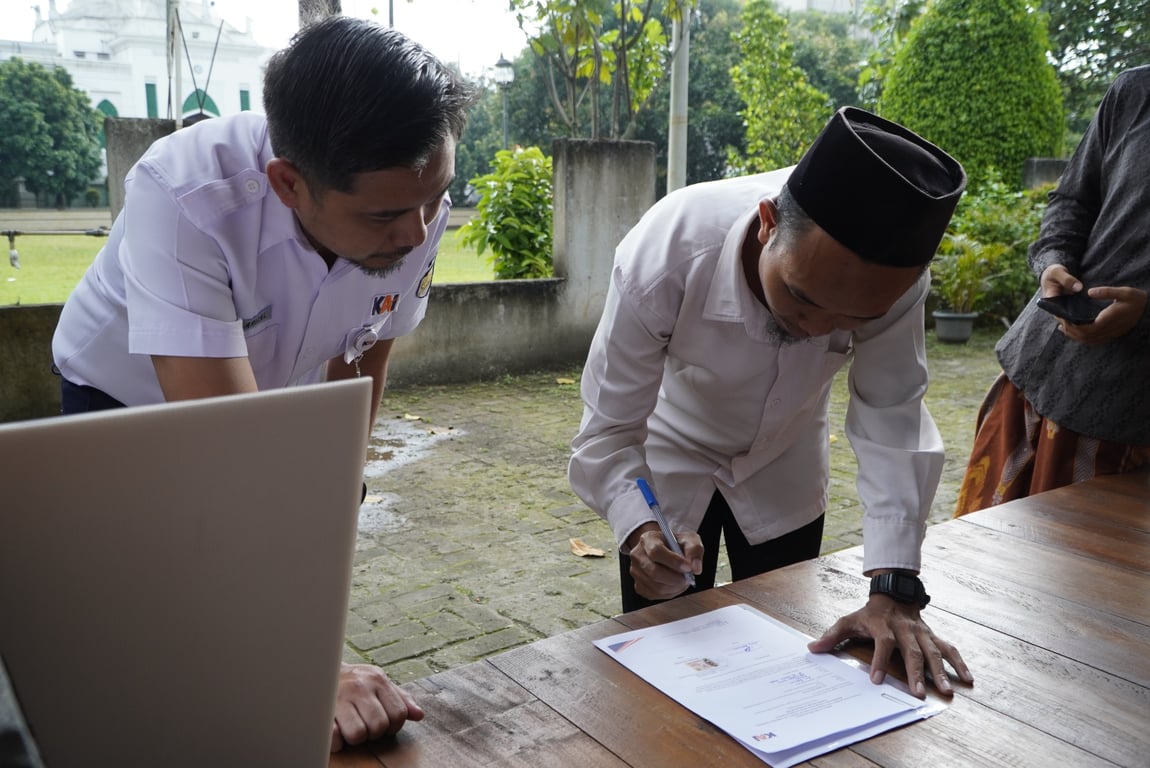 Penandatanganan berita acara penerimaan bantuan
