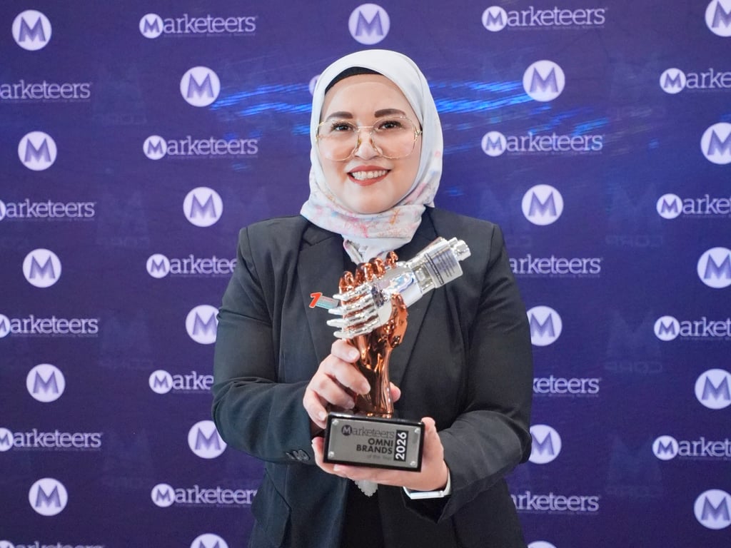 Mewakili Prudential Syariah, Vivin Arbianti Gautama, Chief Customer Marketing Officer Prudential Syariah, menerima penghargaan Marketeers OMNI Brands of the Year 2026 untuk kategori Online-Offline Community Engagement.