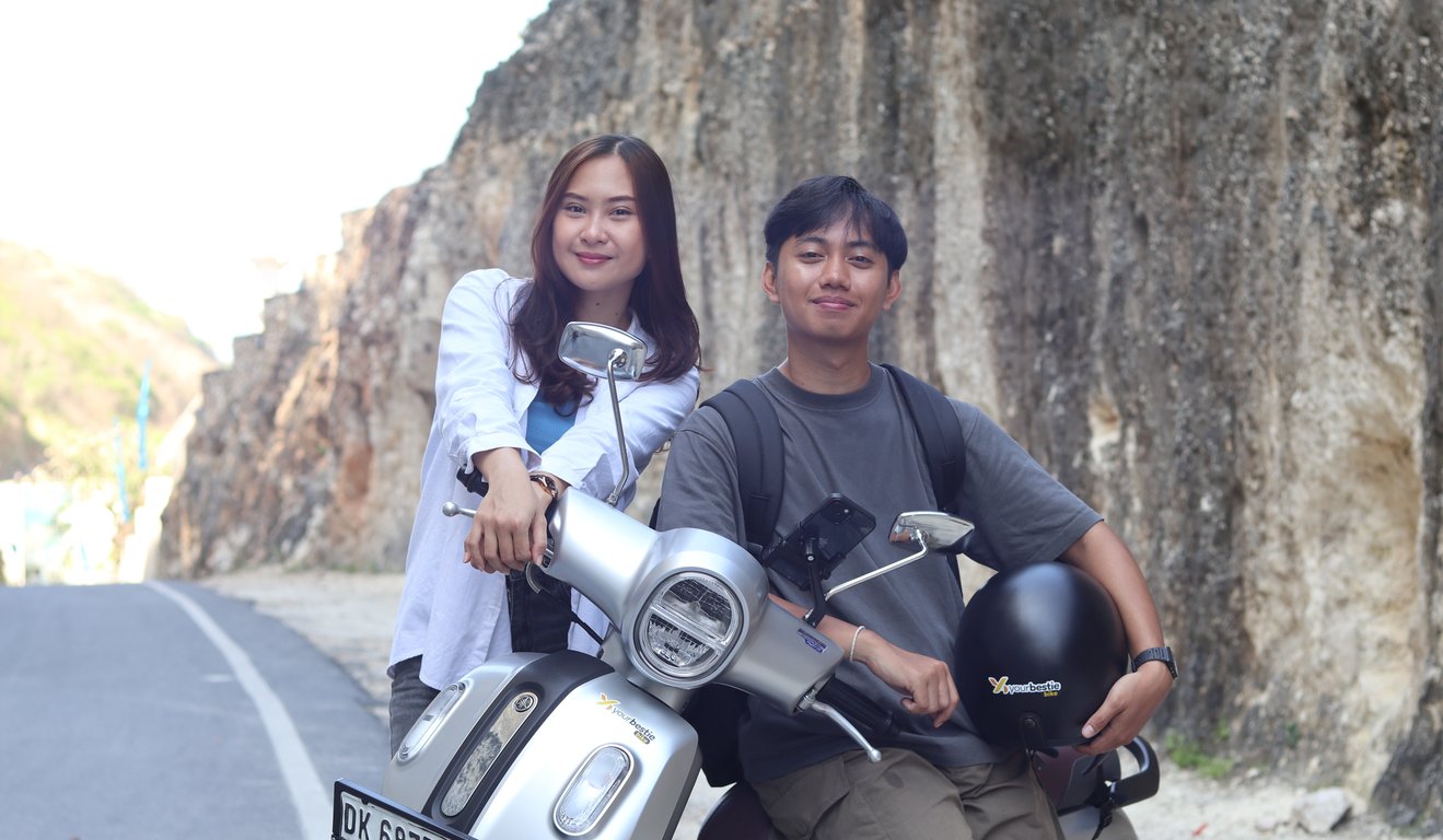 Pengguna layanan rental motor YourBestie di Bali