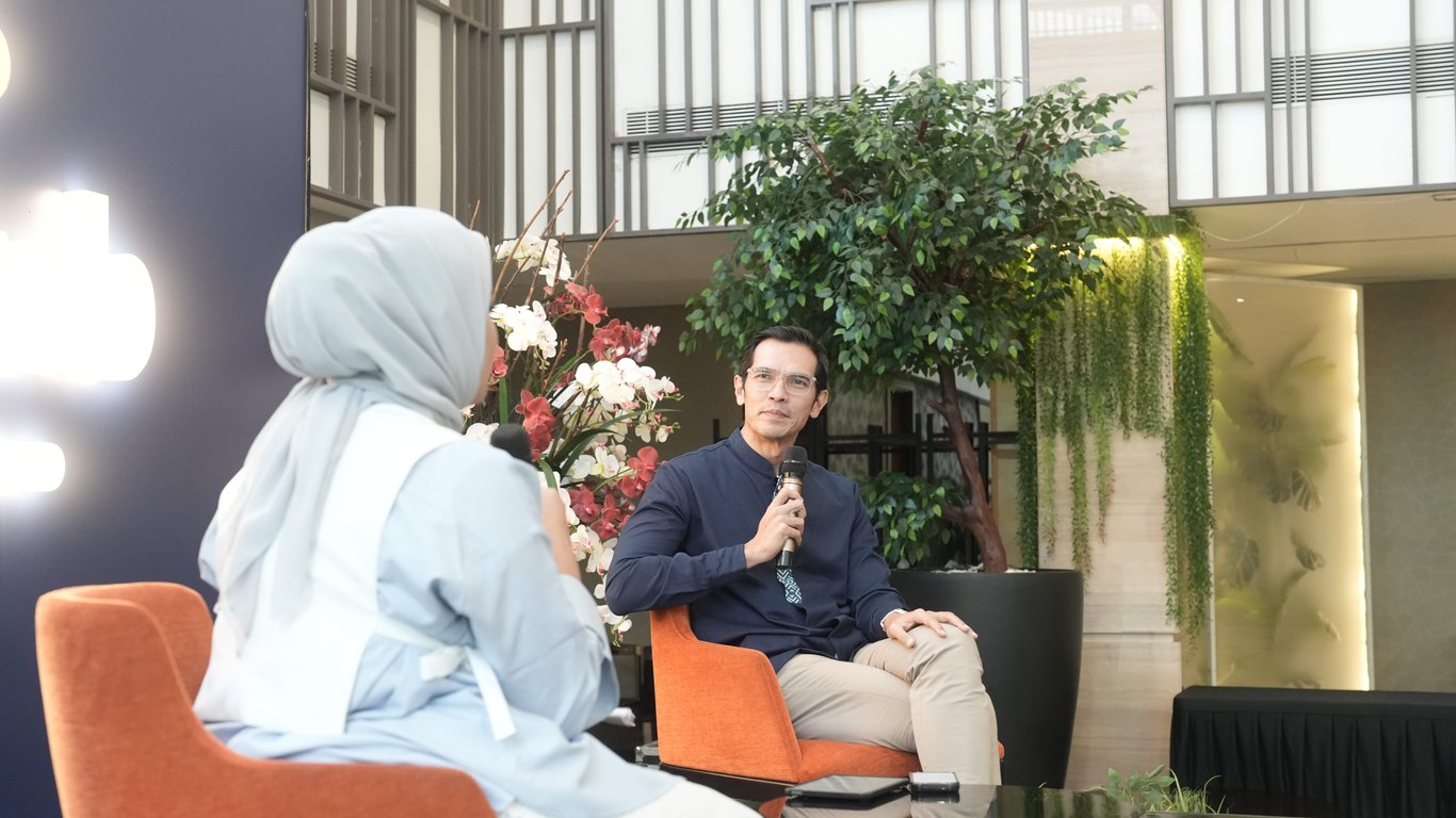 Adrian Maulana, Brand Representative UBS Gold Bar, mengisi talkshow tentang strategi pengelolaan keuangan keluarga melalui investasi emas dalam Ibu2canggih Moms Gathering Ramdhan Moments.